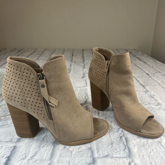 Universal Thread Shoes - Booties open toe tan size 6.5